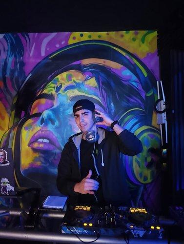 Tevenx DJ performing